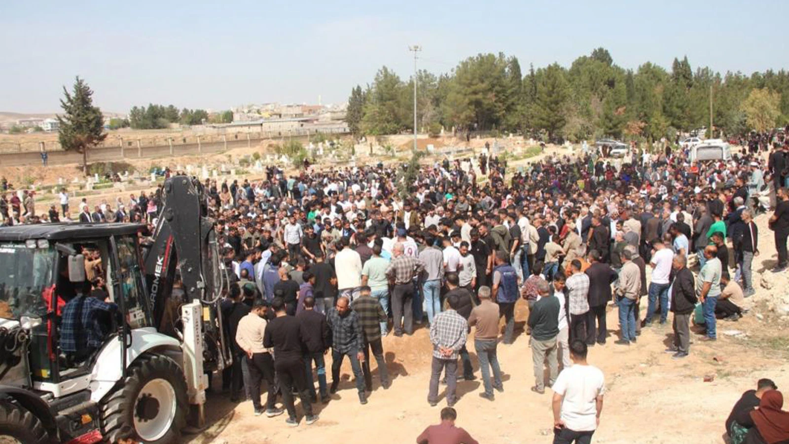 Şanlıurfa'da göçükte hayatını kaybeden 3 işçi gözyaşlarıyla defnedildi