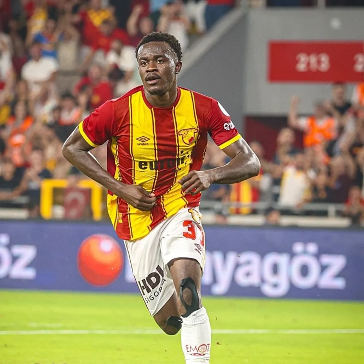 Göztepe’de Anthony Dennis resmen Al Jazira Club'da