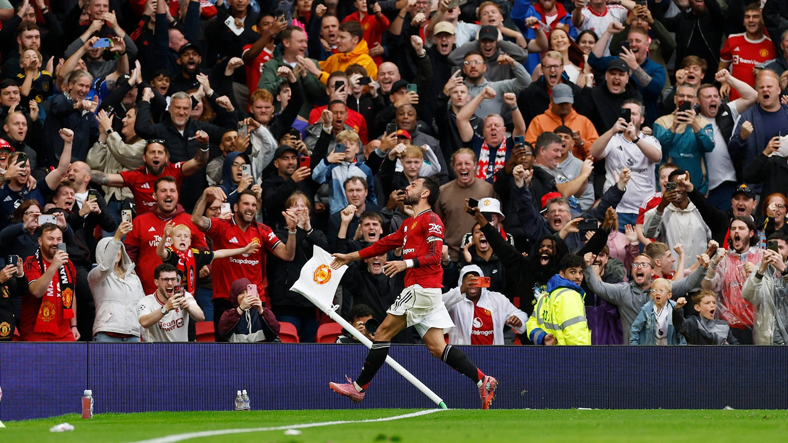 Altay Bayındır'lı Manchester United, 90+7'de galibiyete uzandı