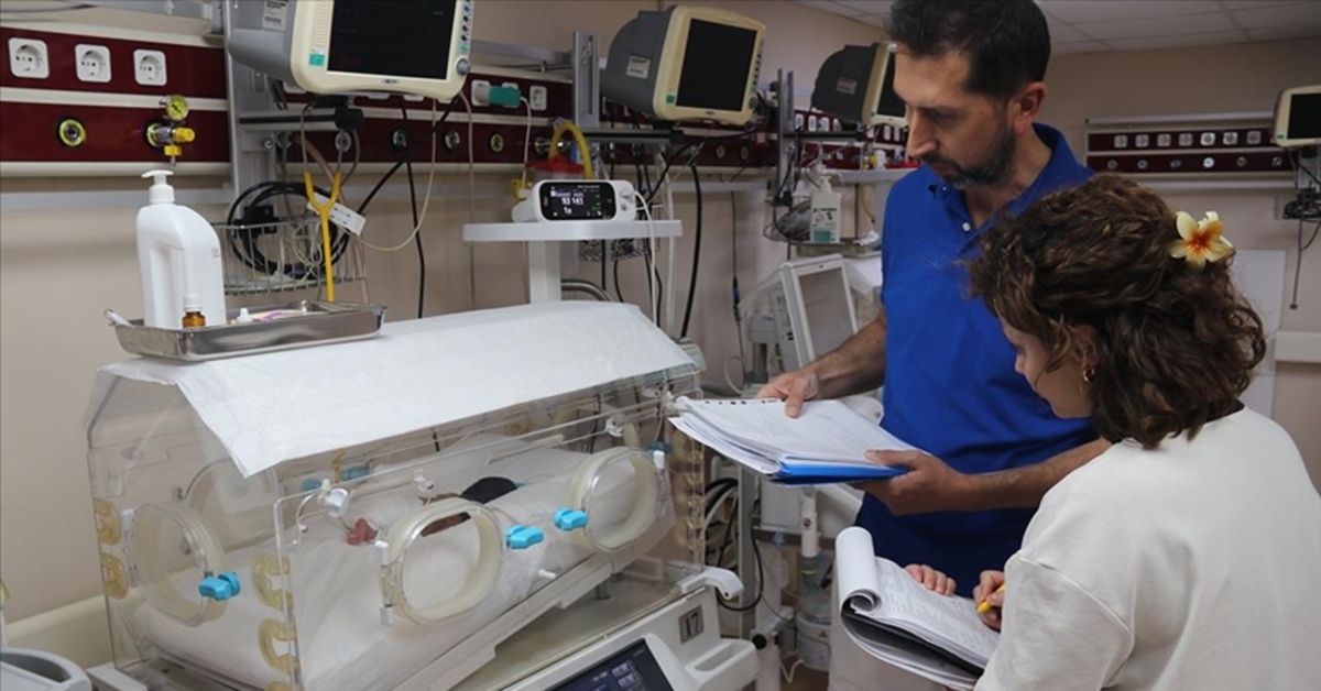2 kilo 400 gram doğdu! Yaşaması için midesine tüp takıldı