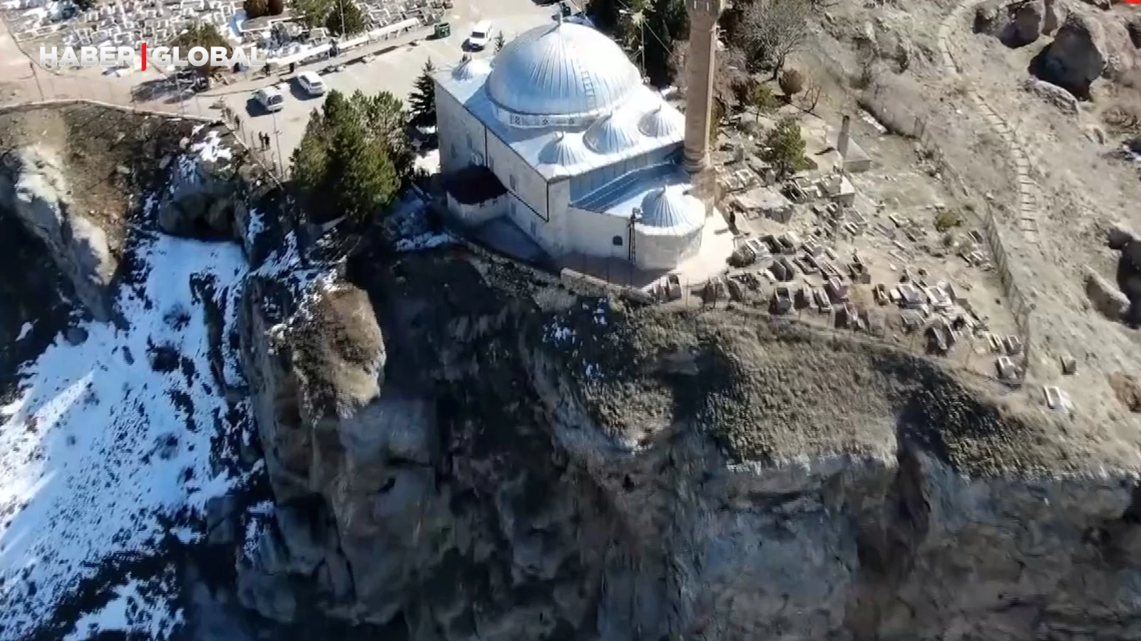 Uçurumun kıyısındaki cami sosyal medyada gündem oldu