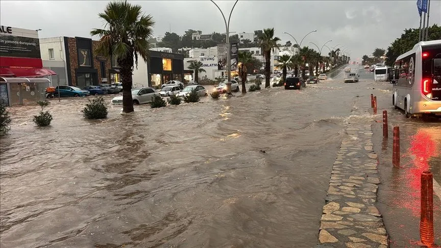 Muğla'da sağanak ve fırtına etkili oluyor