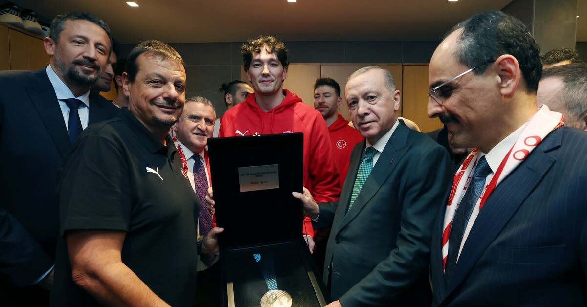 Gümüş madalya Cumhurbaşkanı Erdoğan’a takdim edildi