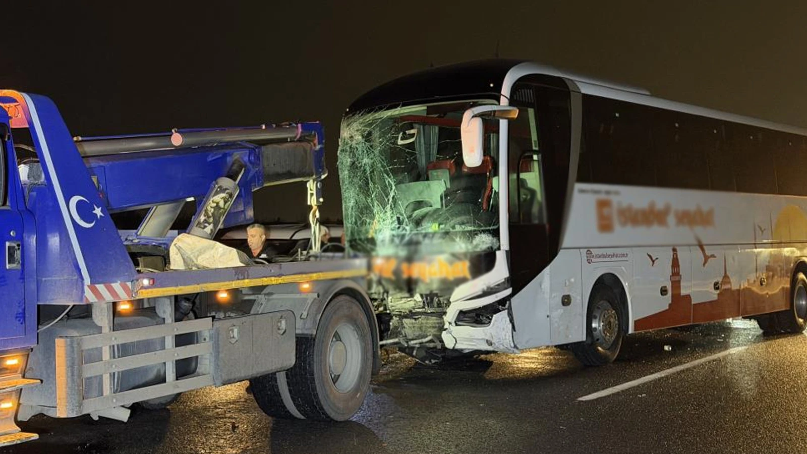 Sakarya'da 16 araç birbirine girdi: 4'ü ağır 13 kişi yaralandı