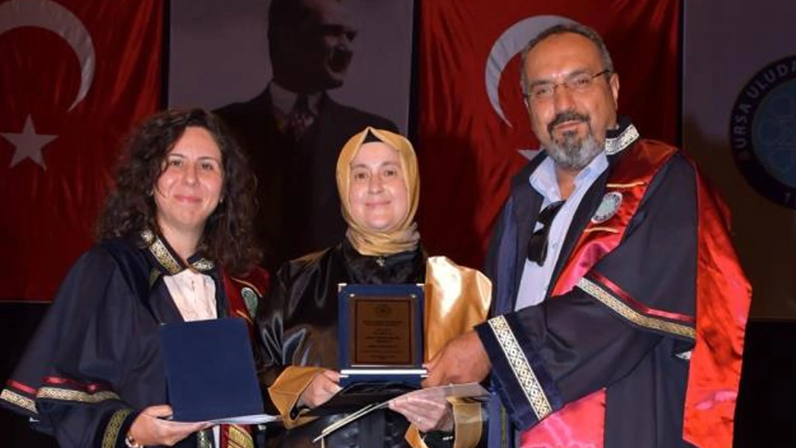 50 yaşındaki 5 çocuklu anne, üniversitede bölüm birincisi oldu