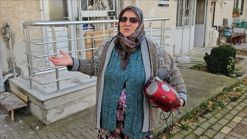 Sındırgı'daki depremde evi hasar gören kadın kızının hediyesi teybi yanından ayırmıyor