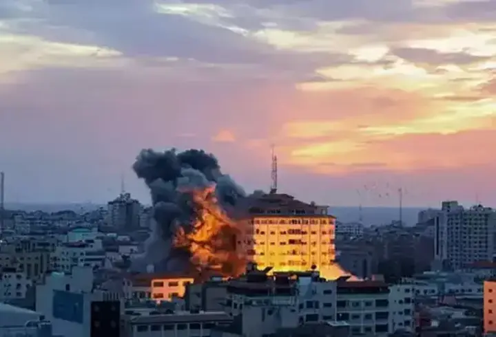 İsrail'den Yemen'in başkentine hava saldırısı