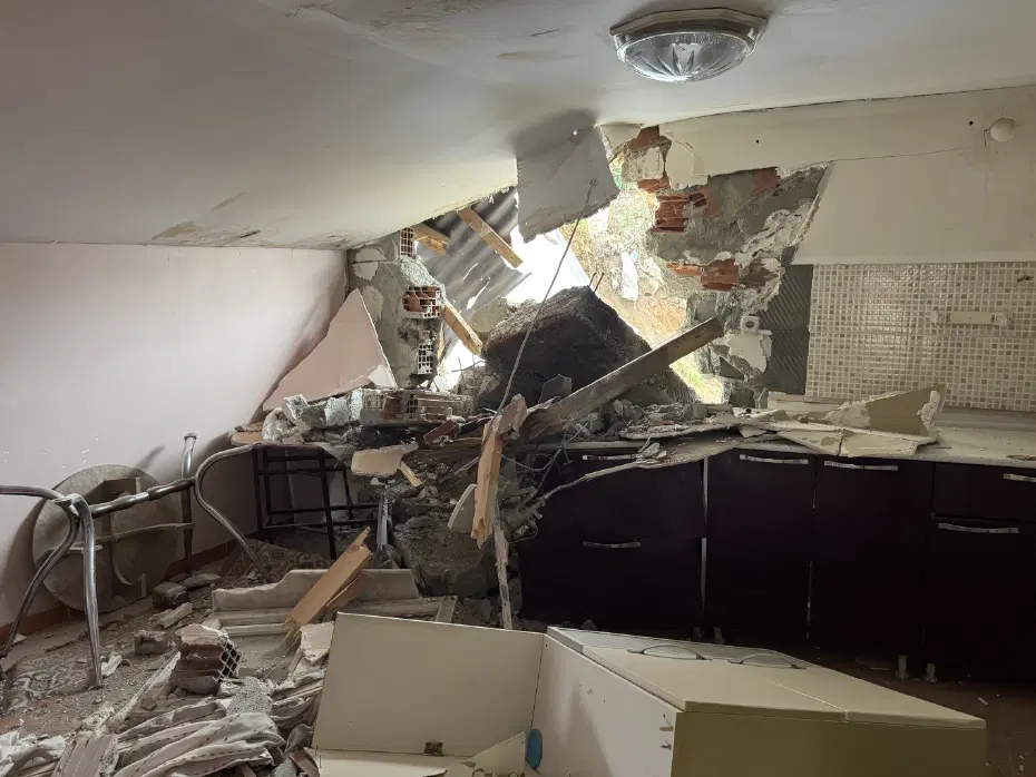 Kocaeli'de yıkılan istinat duvarı eve zarar verdi. 2 bina tedbiren boşaltıldı