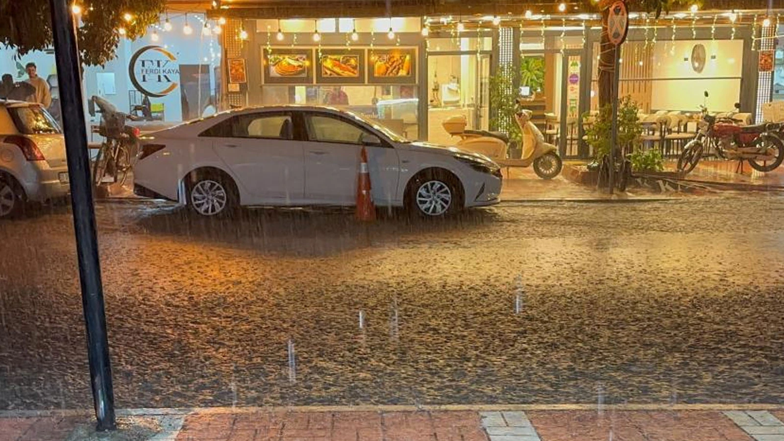 Mersin'de 1 Saatlik Yağmur Taşkına Neden Oldu: Sürücüler Zor Anlar Yaşadı