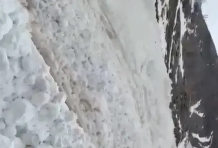 Hakkari'de köy yakınına çığ düşme anı görüntülendi