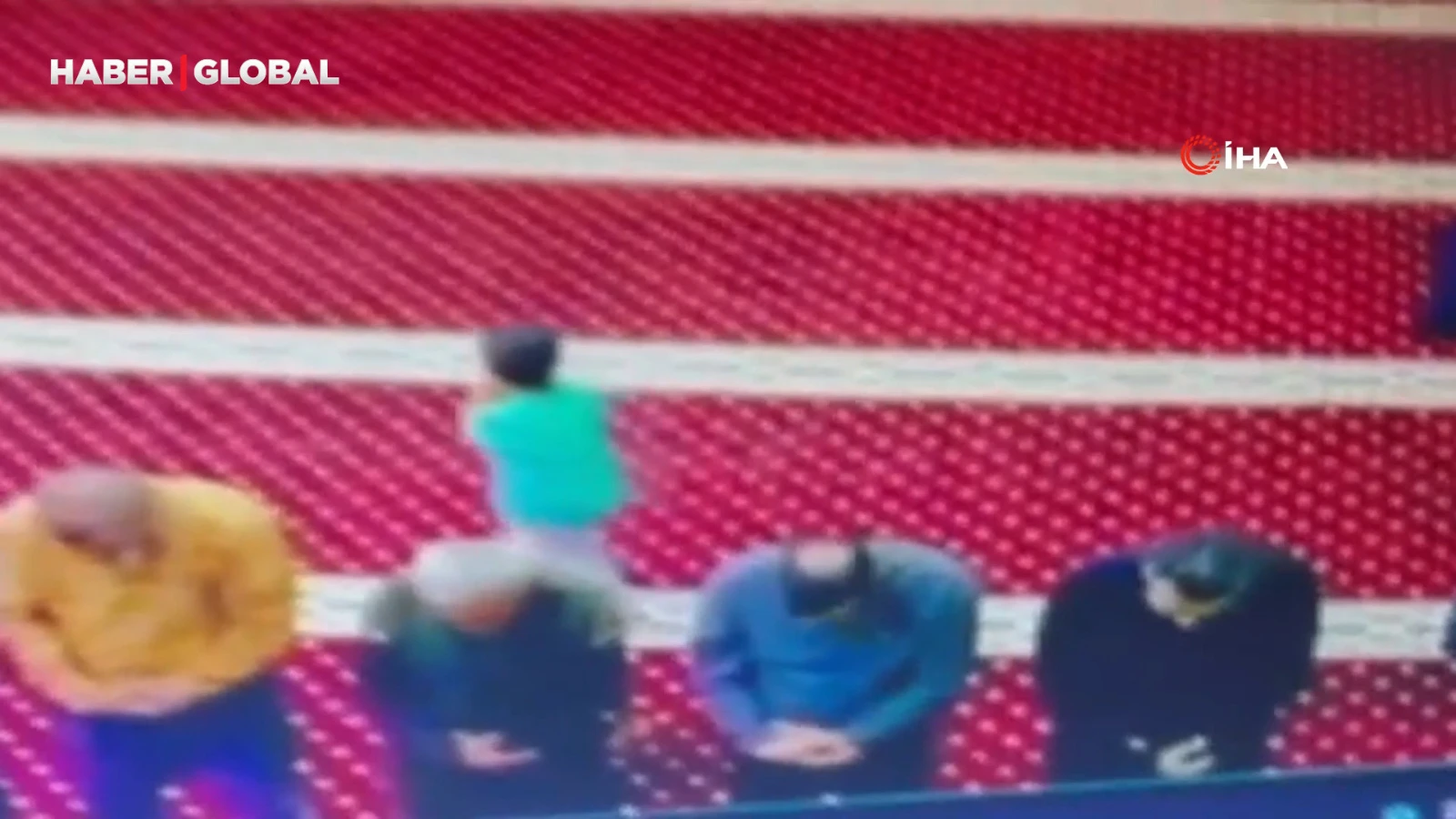 Minik yaramaz namaz kılan yaşlı adamı yere düşürdü