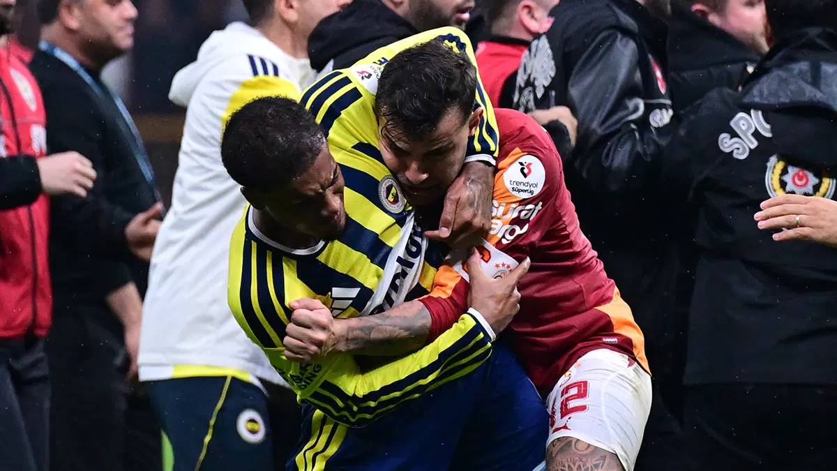 Dünya, Galatasaray-Fenerbahçe Derbisinde Yaşananları Konuşuyor: "Utanç Verici"