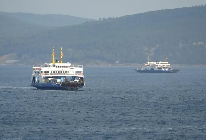 Bozcaada feribot seferleri olumsuz hava şartları nedeniyle iptal edildi