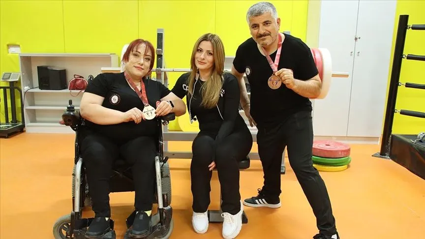 Sosyalleşmek için başladıkları halterde biri Türkiye şampiyonu, diğeri de üçüncü oldu