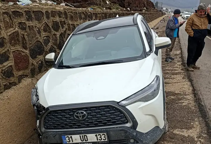 Otomobil ile hafif ticari araç çarpıştı: 2'si çocuk, 5 yaralı