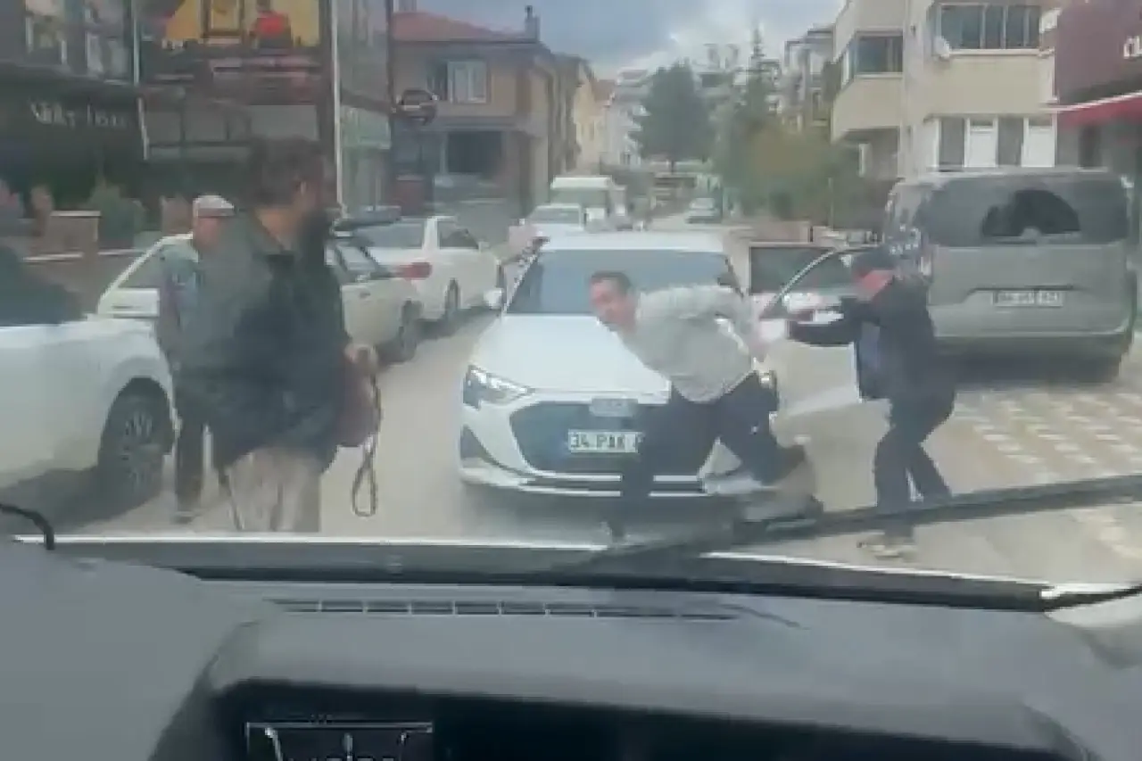 Yol Tartışmasında Öğrenci Servisine Saldırdı