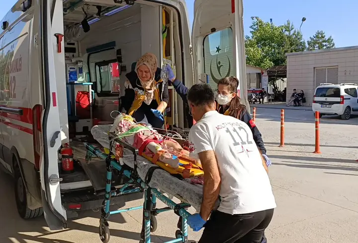 Tarla süren babasının kullandığı traktörün altında kalan Nur ağır yaralandı