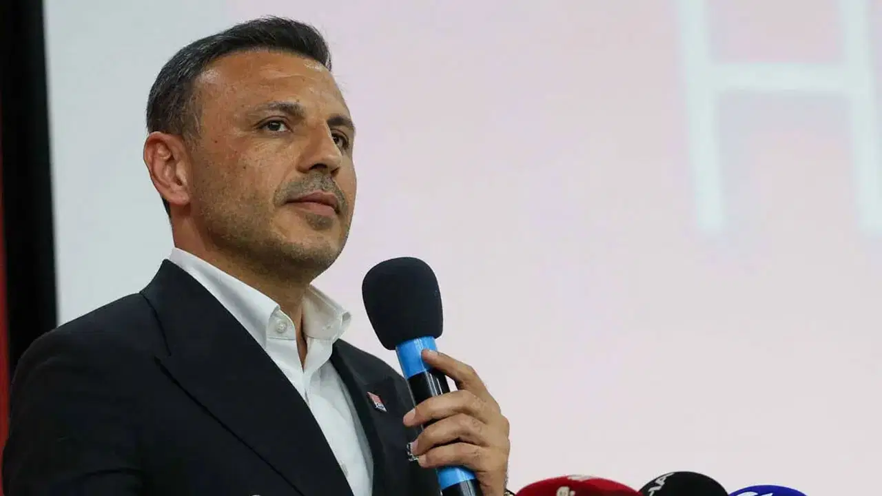 Özgür Çelik'ten Yeni Parti'nin İstanbul Kongresine Davet: 39 İlçede Önseçim Yapılacak!