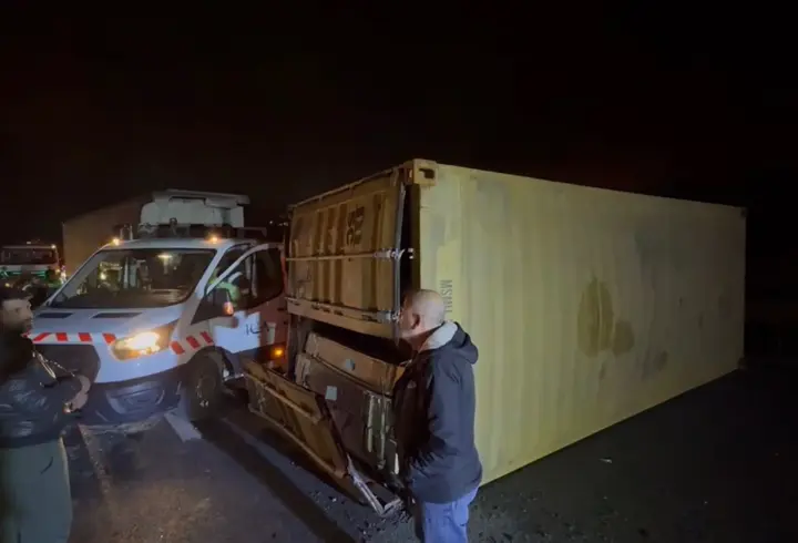 İstanbul - Kuzey Marmara Otoyolu'nda 2 TIR çarpıştı: 2 yaralı