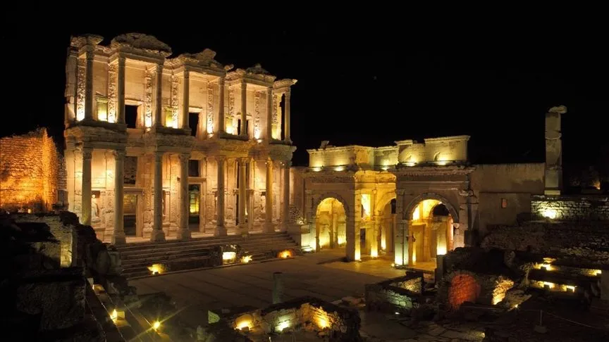 Galata Kulesi ile Side ve Efes ören yerlerinde gece müzeciliği 2 Kasım'a kadar uzatıldı