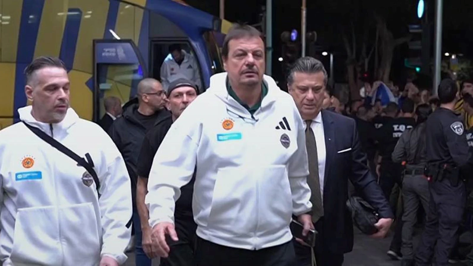 Tel Aviv'de maç boyunca hedef alınan Ergin Ataman: Soyunma odasına kadar gelip küfrettiler
