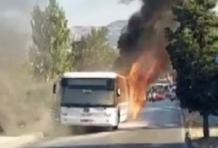 İzmir’de belediye otobüsü alev alev yandı: Yolcular canını zor kurtardı