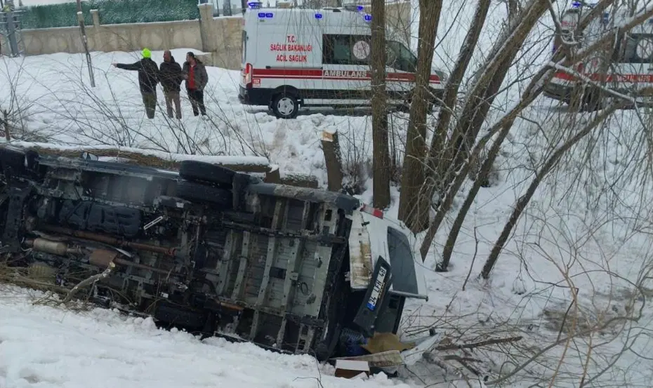 Muş'ta işçileri taşıyan servis kaza yaptı. Altı yaralı