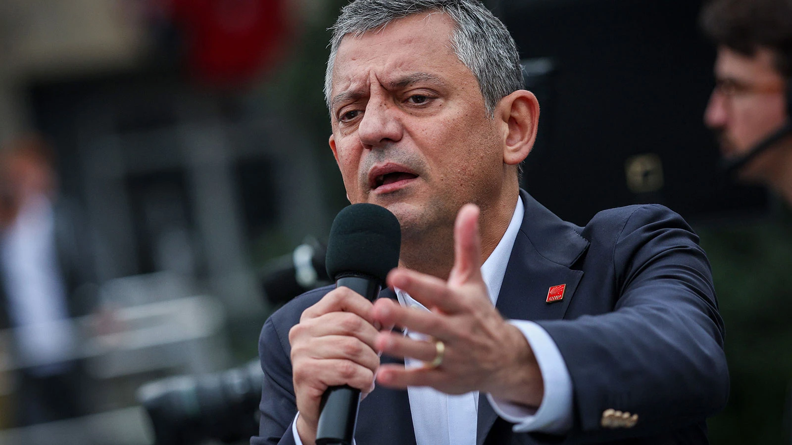 CHP lideri Özel, Ulu Önder Atatürk'ü andı