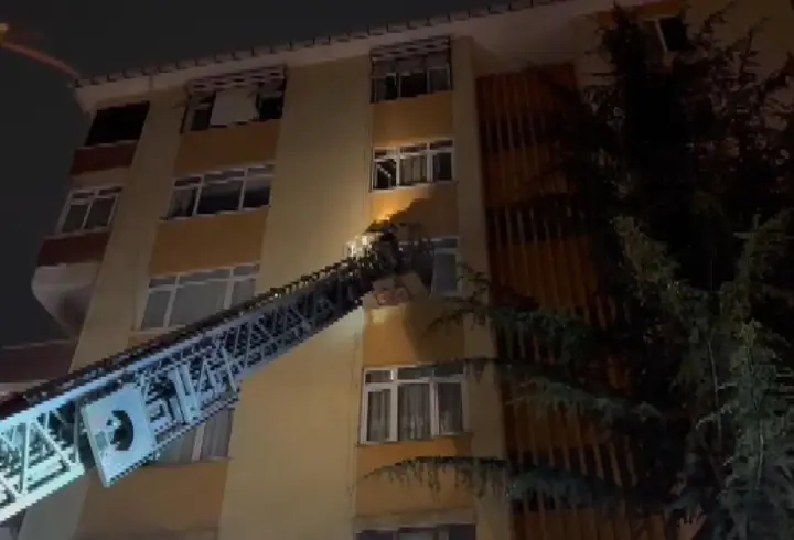 İstanbul - Kadıköy'de 5 katlı binada yangın; 20 kişi tahliye edildi
