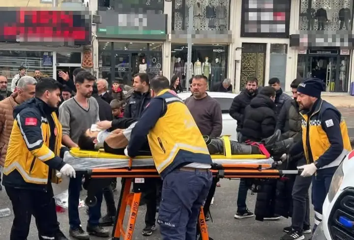 Midyat’ta motosiklet yayaya çarptı: 2 yaralı