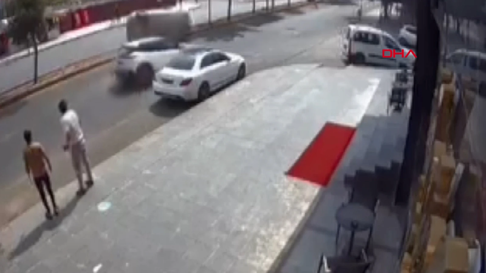 Cipe çarpan taksinin takla attığı kaza kamerada