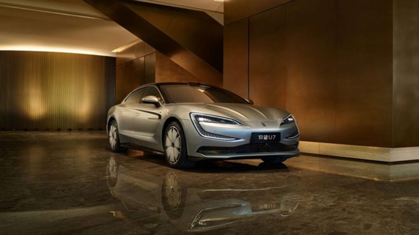 BYD, 1300 beygirlik Yangwang U7'nin teslimatlarına başladı