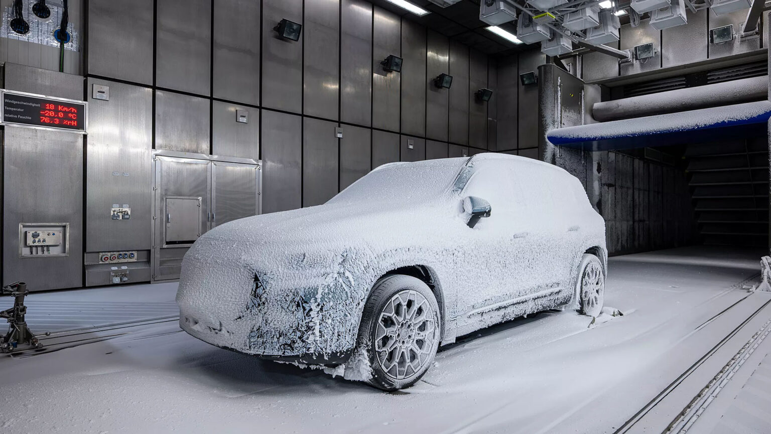 Yeni Mercedes GLB için ipucu görselleri paylaşıldı
