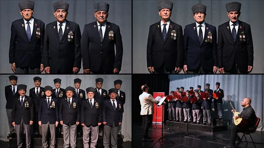 Kıbrıs gazilerinden oluşan koro kahramanlık ezgilerini seslendiriyor