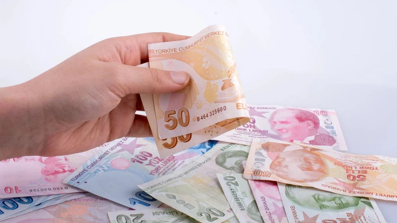Asgari ücretlinin alım gücü 9 ayda 5 bin 600 lira eridi!