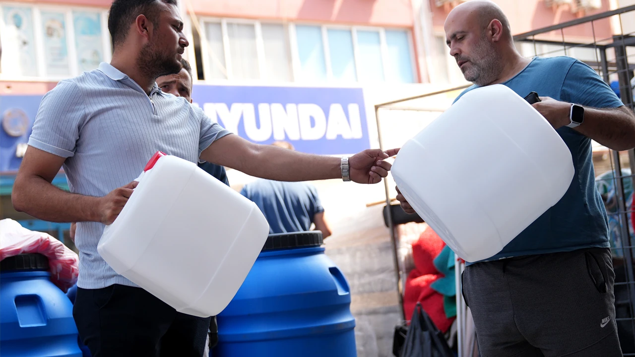 Resmen akın ettiler: İzmir'de su kesintileri satışları patlattı!