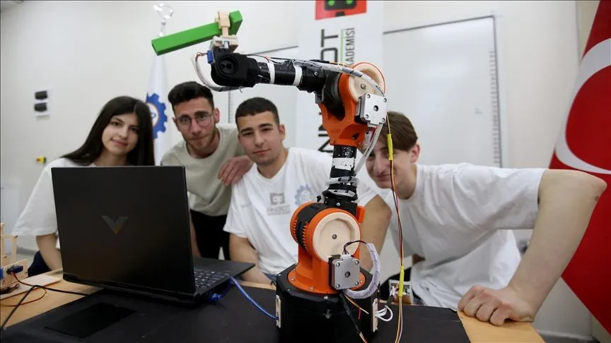 Vanlı öğrencilerin robot kol projesi, 42 ülkenin katıldığı yarışmada birinci oldu