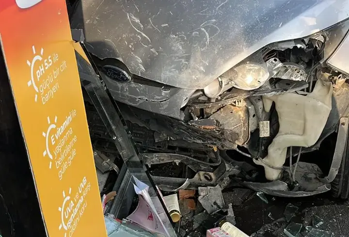 Otomobilin mağazaya çarptığı kaza kamerada