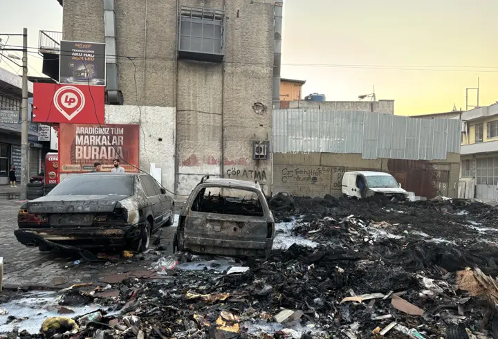 İzmir'de çöp biriktirilen alanda çıkan yangında 6 araç zarar gördü