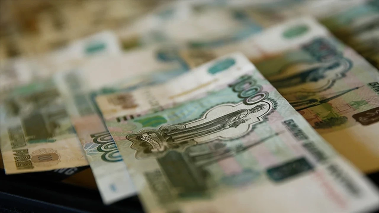 Rusya’da bankalardan döviz çekim kısıtlaması uzatıldı