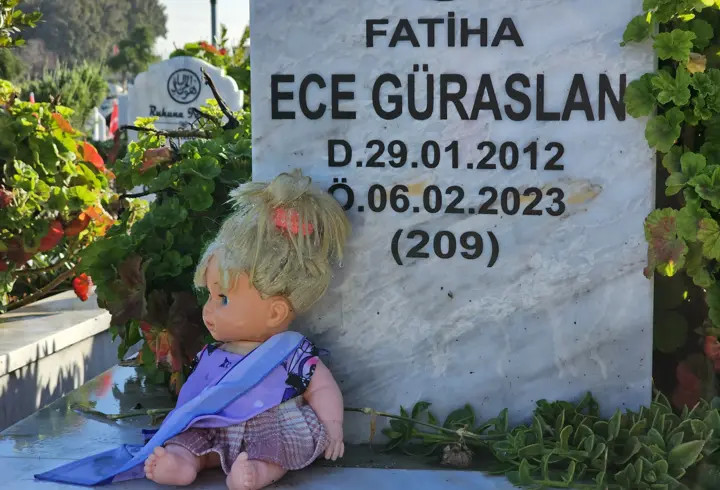 Hatay'daki deprem şehitliğinde hüzünlü bayram ziyareti