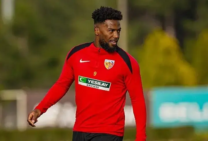 Kayserispor'un Haitili futbolcusu Nazon, İran'a transfer oldu