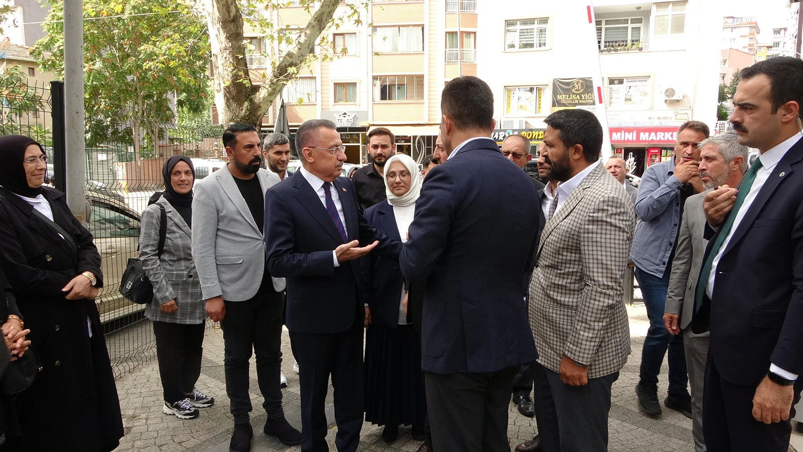 AK Partili Oktay'dan şehit ailesi ve esnafa ziyaret