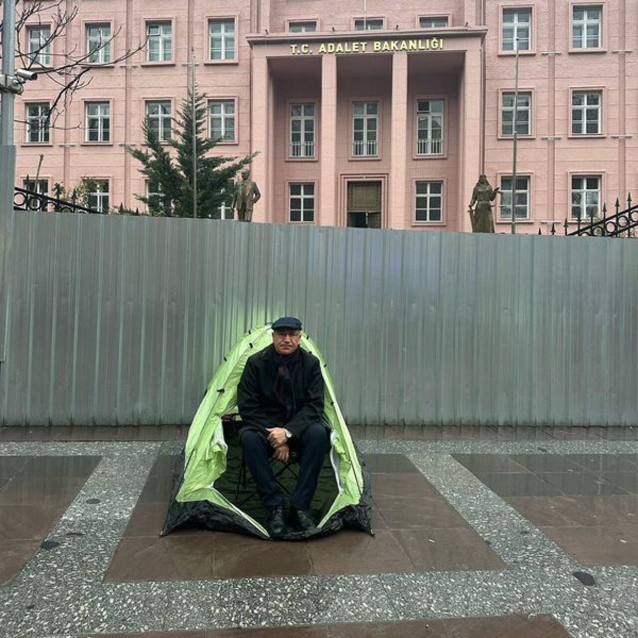 Tanal'ın bakanlık önünde kurduğu çadır kaldırıldı