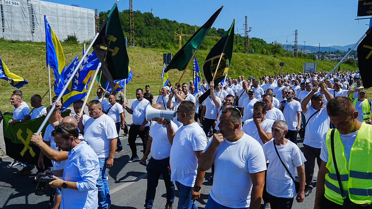 Bosna Hersek'te madenciler düzenli maaş talebiyle başkentte gösteri yaptı