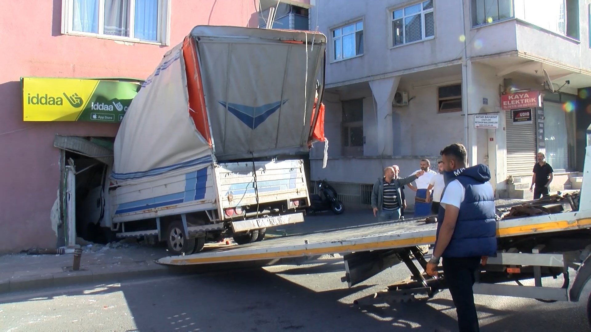 Üsküdar’da freni tutmayan kamyonet iş yerine girdi