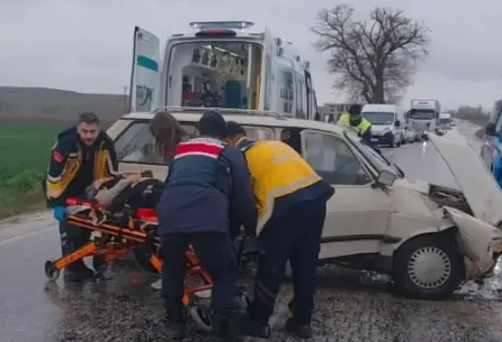 Çorum'da iki otomobil kafa kafaya çarpıştı: 3 yaralı