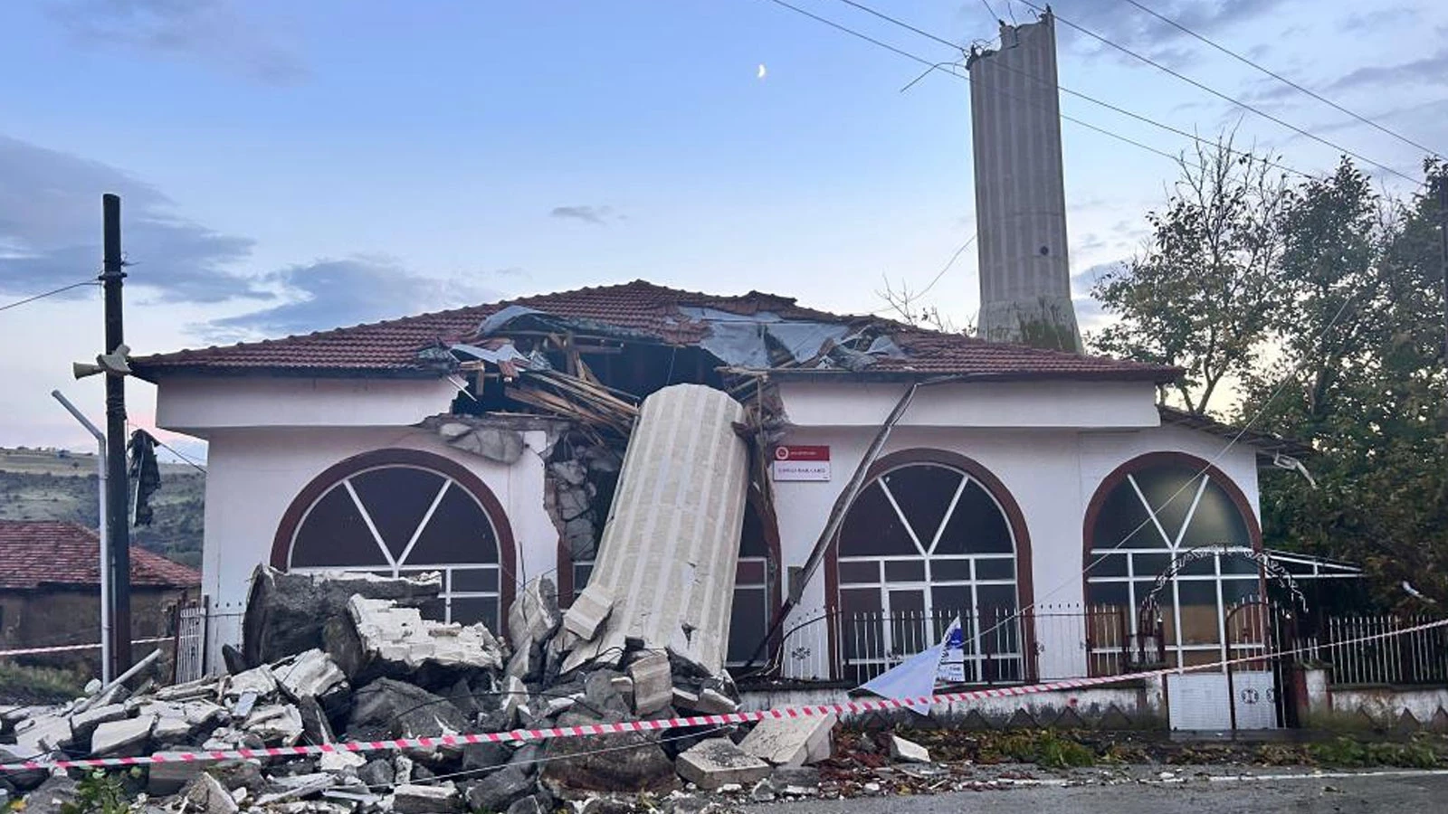 Ankara’da fırtına minareyi yıktı: Faciadan son anda dönüldü