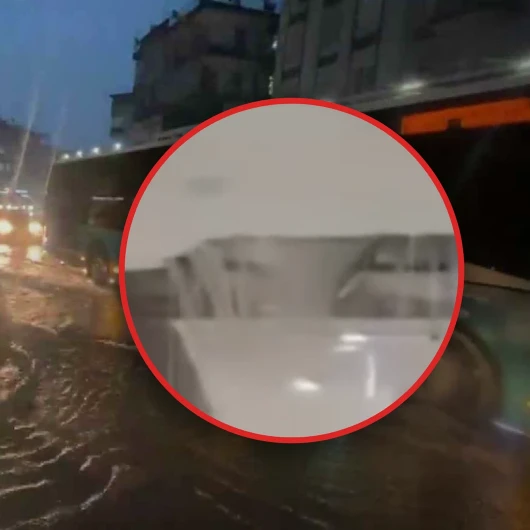 Antalya'da korku dolu anlar: Yağışa dayanamayan AVM'nin tavanı çöktü!