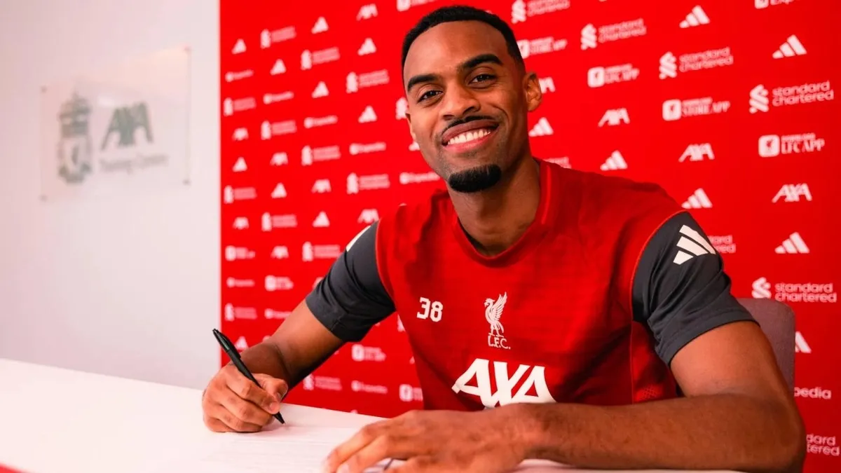 Liverpool, Hollandalı orta saha Ryan Gravenberch ile sözleşme uzattığını açıkladı